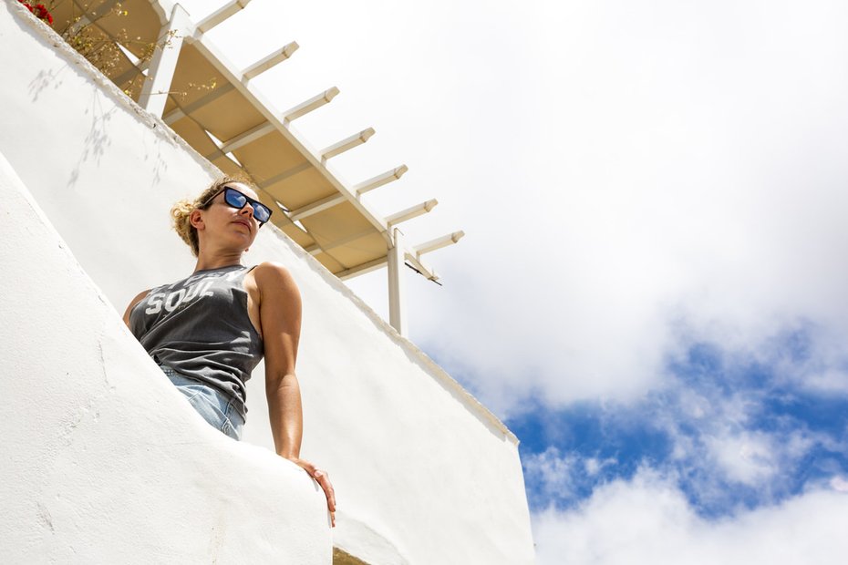 maria_looking_at_the_horizon_tinos
